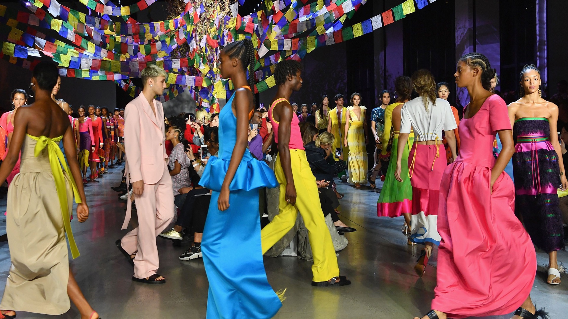 Plusieurs femmes qui n'entrent pas dans les standards de beauté défilent avec des vêtements colorés