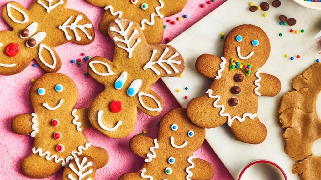 Quelques biscuits de pin d'épices décorés en bonhommes et en rennes.